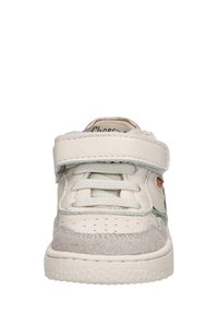 Sneaker met klittenbandsluiting, voorzien van een witte leren bovenkant, grijs suède accenten, perforaties en lichtgroene details. Ronde neus, gestructureerde zool.