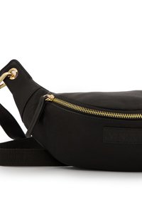 Schwarze Leder-Hüfttasche mit geschwungener Form, goldener Reißverschluss und einem Stoffgurt. Verfügt über eine geprägt Markenkennzeichnung an der Seite. Glatte Textur.