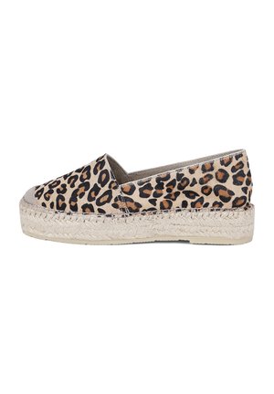 Slip-on espadrille met luipaardprint stof bovenwerk en gevlochten jute plateauzool, zijaanzicht.