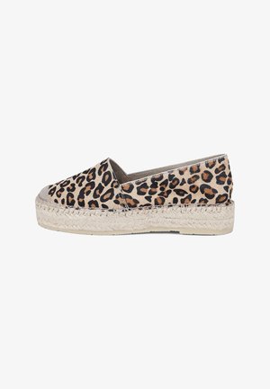 Slip-on espadrille met luipaardprint stof bovenwerk en gevlochten jute plateauzool, zijaanzicht.