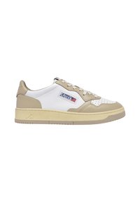 Sneaker bianca e beige con tomaia in pelle testurizzata, punta traforata, patch con logo e suola spessa in gomma.