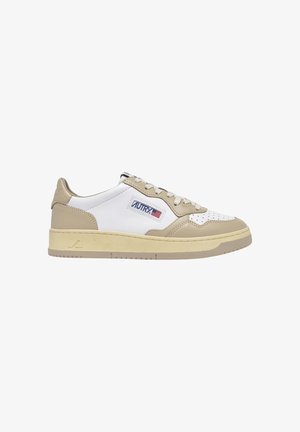 Sneaker bianca e beige con tomaia in pelle testurizzata, punta traforata, patch con logo e suola spessa in gomma.