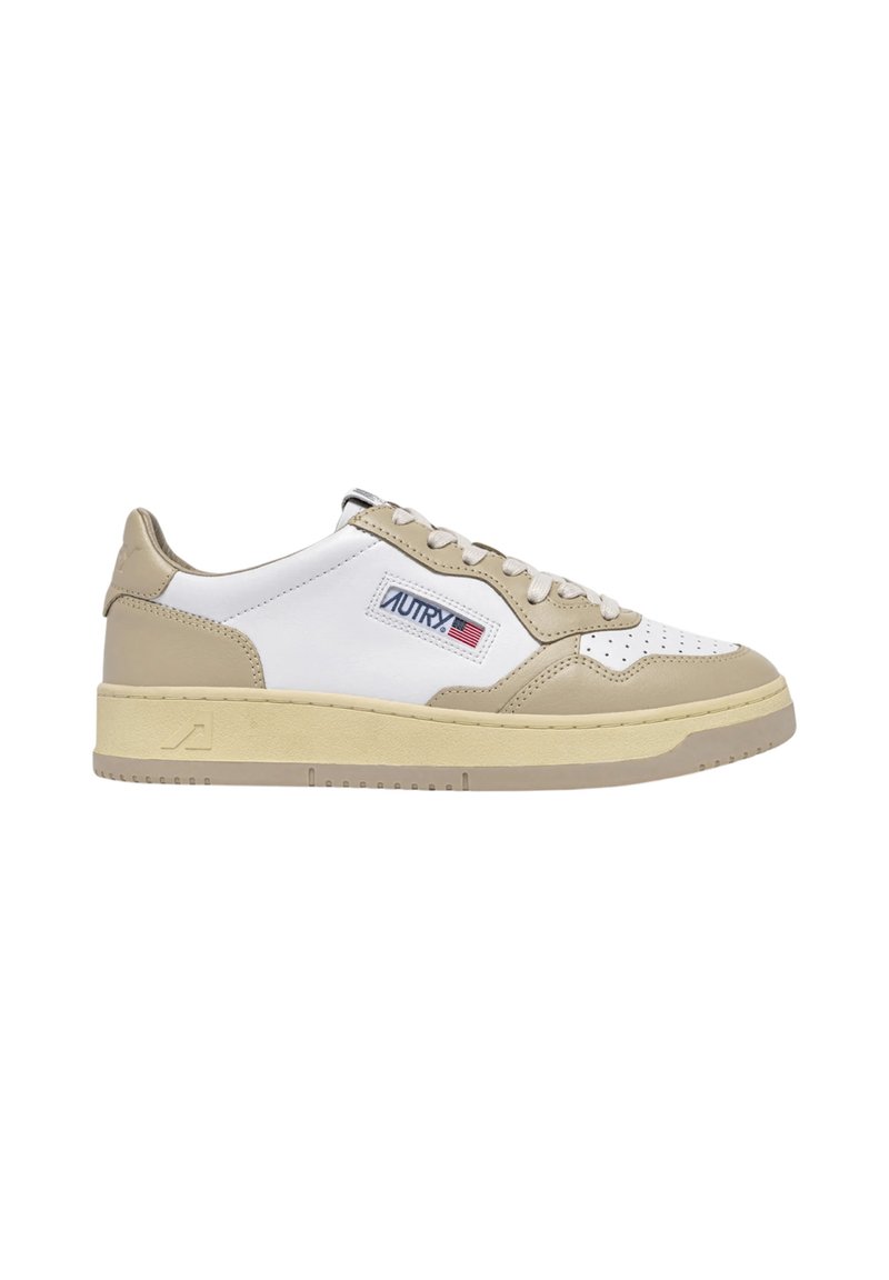Sneaker bianca e beige con tomaia in pelle testurizzata, punta traforata, patch con logo e suola spessa in gomma.