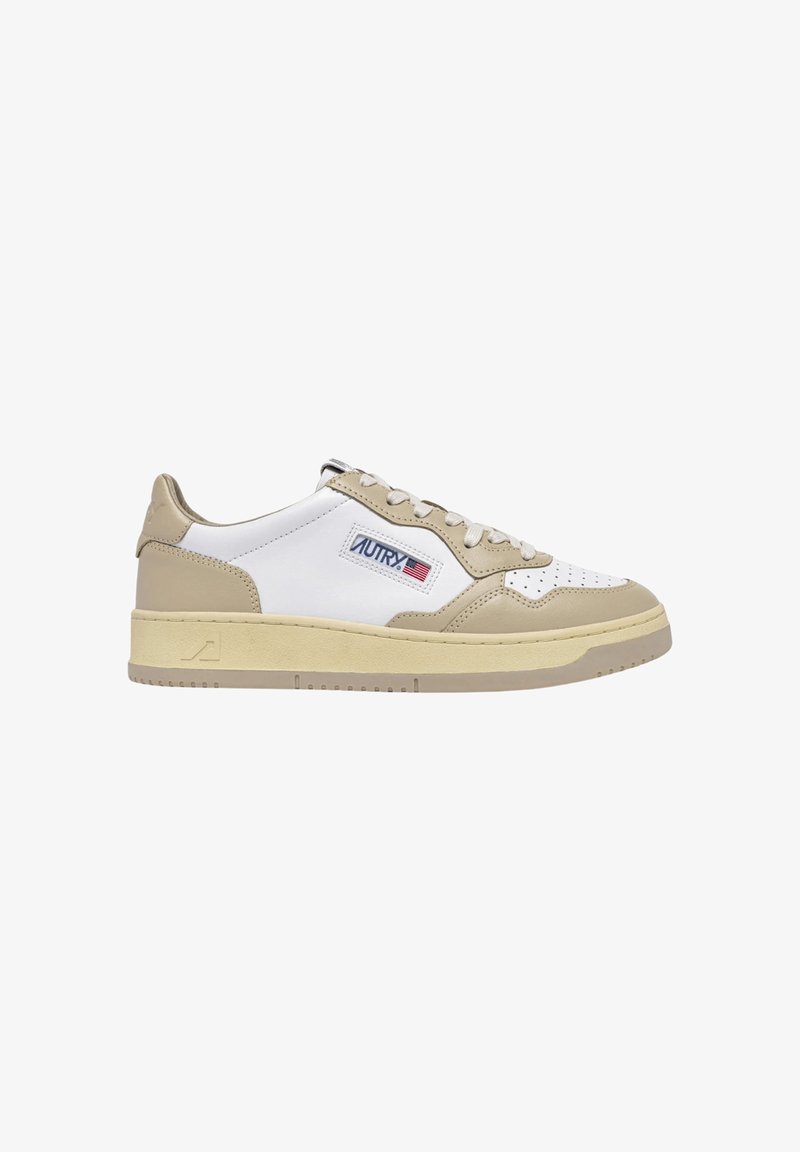 Sneaker bianca e beige con tomaia in pelle testurizzata, punta traforata, patch con logo e suola spessa in gomma.