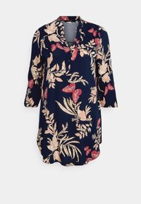 Tunica floreale in tessuto blu navy con motivi di farfalle e foglie rosa e crema. Presenta un collo a V e maniche a tre quarti.