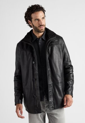 Veste en cuir noir avec fermeture éclair et bouton, dotée d'un col texturé et de poches doublées. Design épuré avec une coupe ajustée.