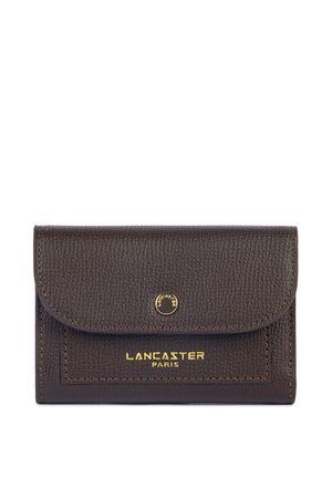 Petit portefeuille en cuir texturé marron foncé avec un bouton-pression doré à l'avant et un logo doré "Lancaster Paris".