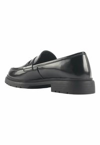 Zwarte leren instapper met een glanzende afwerking, een ronde neus en een gebogen rubberen zool met kleine grips en een laag profiel.