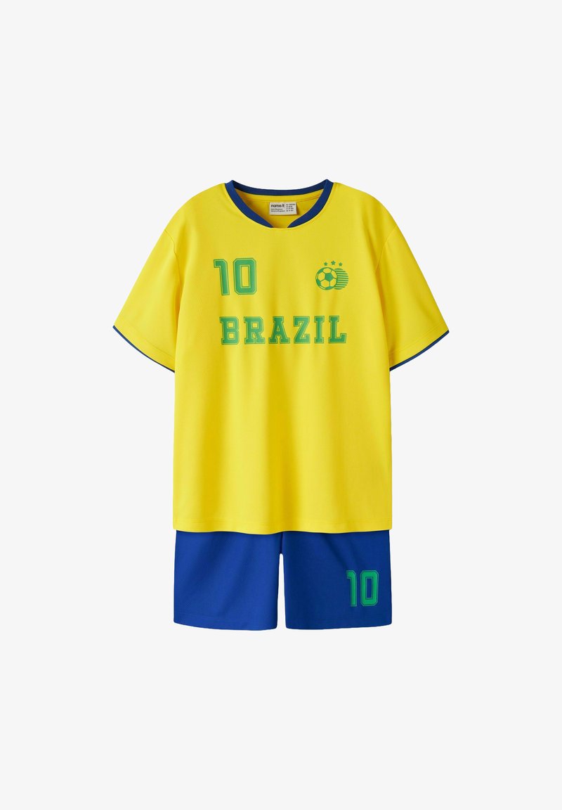 Tenue de football jaune et bleue du Brésil avec le numéro 10 sur le maillot et le short, texte vert, et ballon de football avec emblème d’étoiles sur la poitrine.