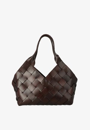 Sac en cuir tressé marron de forme triangulaire avec de larges anses tressées. Texture lisse avec un motif croisé distinctif sur le corps.