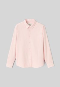 Chemise rose à manches longues avec col à revers, texture côtelée et ourlet droit. Comprend six boutons sur le devant et des manches avec poignets.