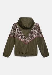 Grüne leichte Jacke mit Kapuze, ausgestattet mit einem Leopardenmusterpaneel und pinken Akzenten auf dem Rücken, elastischen Bündchen und einem elastischen Taillenbund.