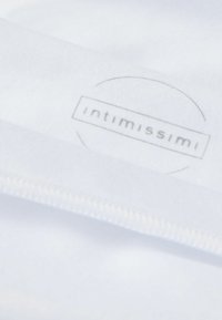 Bílá látka s hladkou texturou, s viditelným logem ve světle šedé barvě a prošitým okrajem. Jednoduchý design, bez vzorů nebo akcentů.