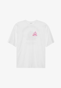 Camiseta de algodón blanca con un gráfico de cupcake rosa centrado y una cereza en la parte superior. Manga corta y corte relajado.