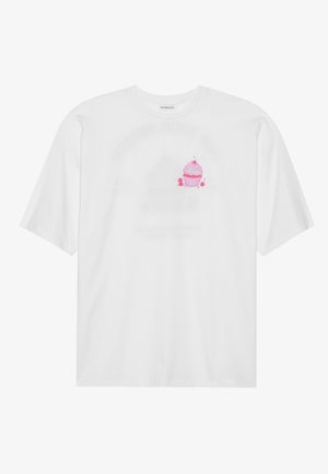 Weißes Baumwoll-T-Shirt mit einem zentralen, rosa Cupcake-Grafik und einer Kirsche obendrauf. Kurze Ärmel und lässige Passform.