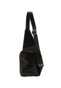 Borsa a tracolla nera in pelle con una texture liscia, design angolare, tracolla regolabile e una piccola tasca frontale. Presenta dettagli in hardware dorato.