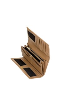 Tan leren portemonnee met meerdere kaartsleuven, twee compartimenten en gaasvensters. Soepele textuur met gouden hardware-accenten.