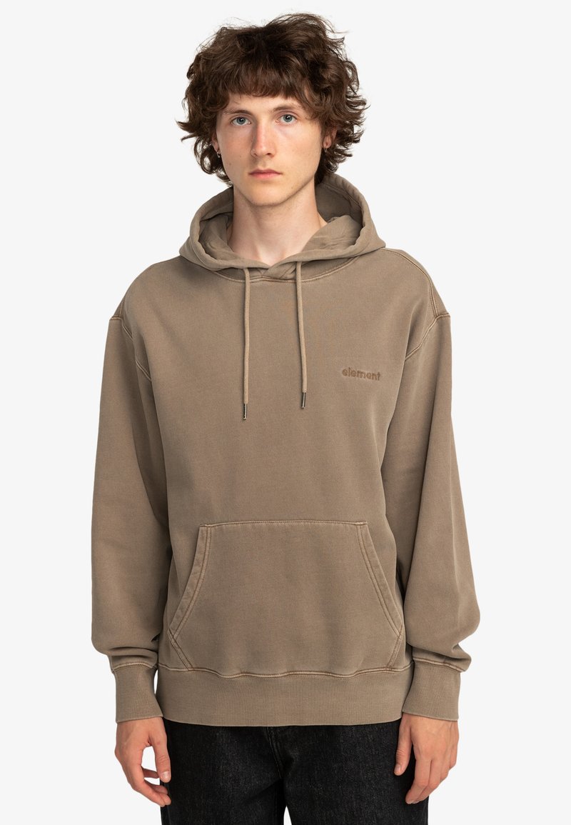 Beige sweatshirt med huva i mjukt tyg. Har en framficka, dragsko i huvan och en diskret logotyp i matchande färg på bröstet.