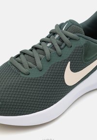 Nike Performance REVOLUTION 7 - Chaussures de running sur route - vintage green/guava ice/white/light iron ore