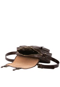 Borsa in pelle marrone con un'esterno liscio, tracolla regolabile e compartimento principale con zip. L'interno presenta una fodera a quadri e una base simile alla suede.