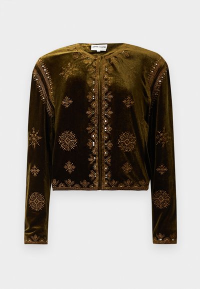 Sötétzöld velúr zakó hosszú ujjal, kerek nyakkivágással és finoman kidolgozott arany hímzéssel, melyet flitterek díszítenek. Elöl zipzáras záródás.