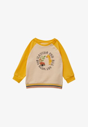 Gelbes Raglan-Sweatshirt mit langen Ärmeln und cremefarbenem Körper, ausgestattet mit einem grafischen Design eines Trucks und einer Giraffe sowie gestreiften Saumakzenten.