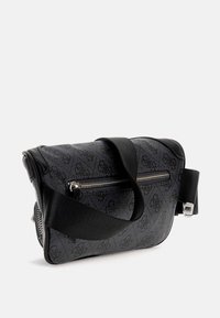 Sac messager en tissu noir avec un motif texturé, une quincaillerie argentée, une sangle réglable et une poche zippée à l'avant.