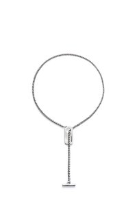 Collier argenté avec une chaîne tressée, comportant un pendentif rectangulaire et un accent de barre pendante. Texture lisse avec un design minimal.