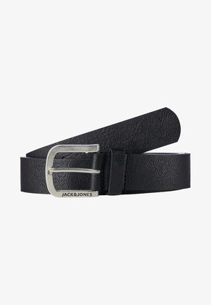 Juodas odinis diržas su sidabro metaliniu sagtimi, turinčia tekstūruotą paviršių. Ant sagties yra užrašyta prekės ženklo pavadinimas "JACK&JONES".