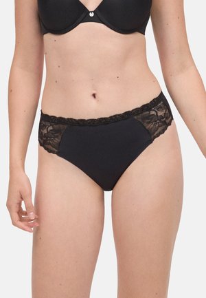Bañador de bikini negro de tiro alto que presenta una base de tejido suave con un borde de encaje en la cintura y los lados, creando una textura contrastante.