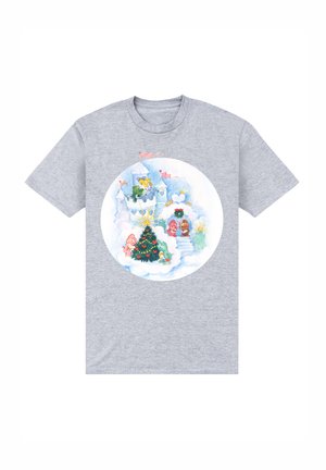 Grå bomulds t-shirt med et cirkulært, farverigt vinterlandskab, der viser et juletræ, legetøj og finurlige skyer. Korte ærmer og rund hals.