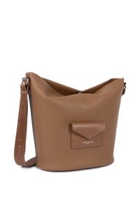 Sac à bandoulière en cuir brun texturé avec un rabat supérieur, une poche avant et une sangle avec un logo embossé. Design minimaliste avec des accents pratiques.