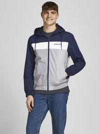 Jack & Jones - JJERUSH BLOCKING HOOD - Summer jacket - navy blazer Thumbnail Image 1