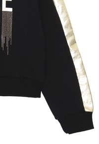 Felpa nera con maniche in metallo dorato scintillante, caratterizzata da dettagli in strass verticali e polsini a costine.