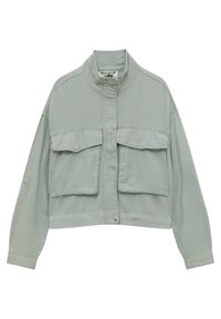 Veste courte en tissu vert clair, avec un col montant, deux grandes poches plaquées et une fermeture à bouton-pression. Texture lisse, design minimaliste.