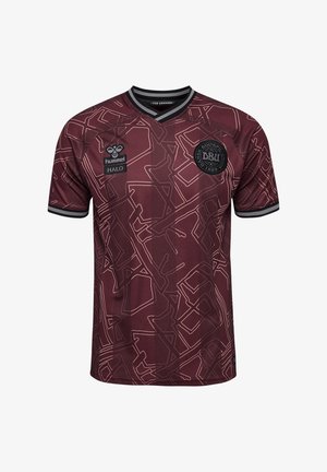 Maglia da calcio color bordeaux con un sottile motivo geometrico. Presenta un collo a V, maniche corte e dettagli neri sul colletto e sulle maniche.