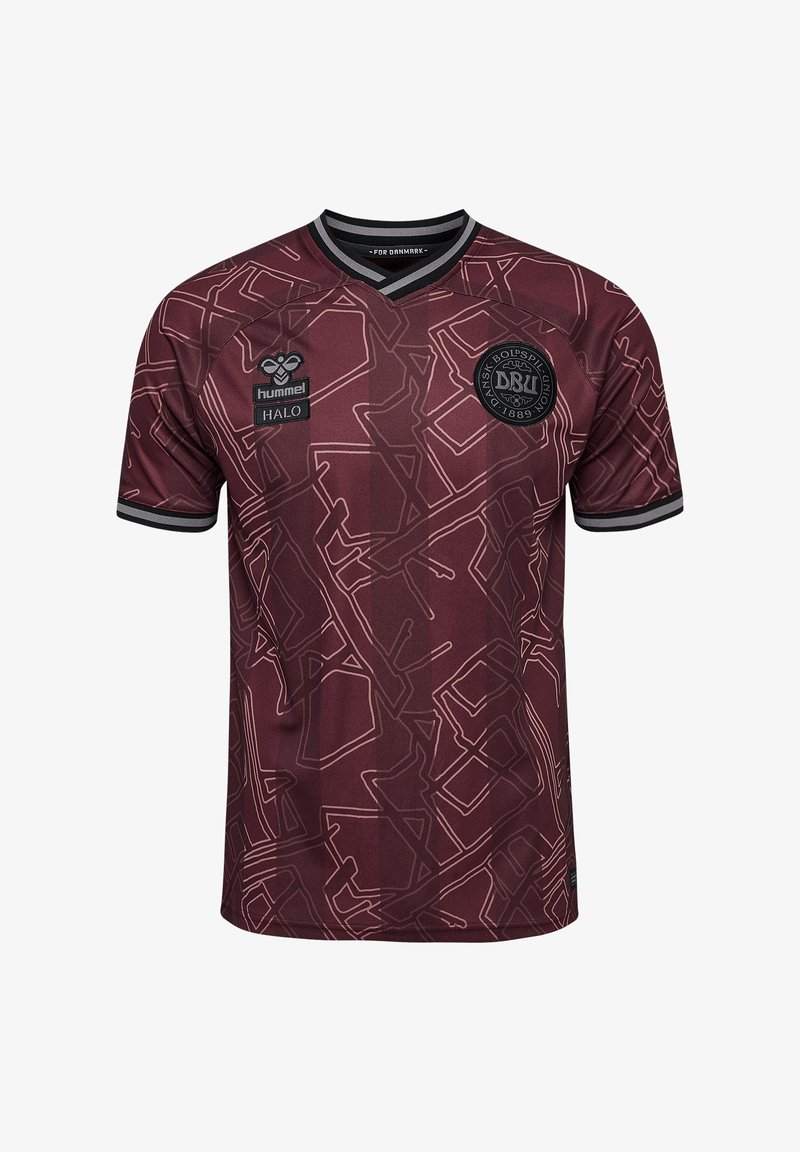 Maillot de soccer bordeaux avec un subtil motif géométrique. Présente un col en V, des manches courtes et des accents noirs sur le col et les manches.