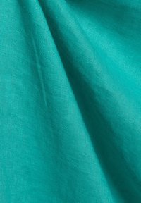 Türkiser Stoff mit einer glatten Textur, der einen leichten Glanz und Fall zeigt. Die Webart ist dicht, zeigt feine Details und gleichmäßige Farben.