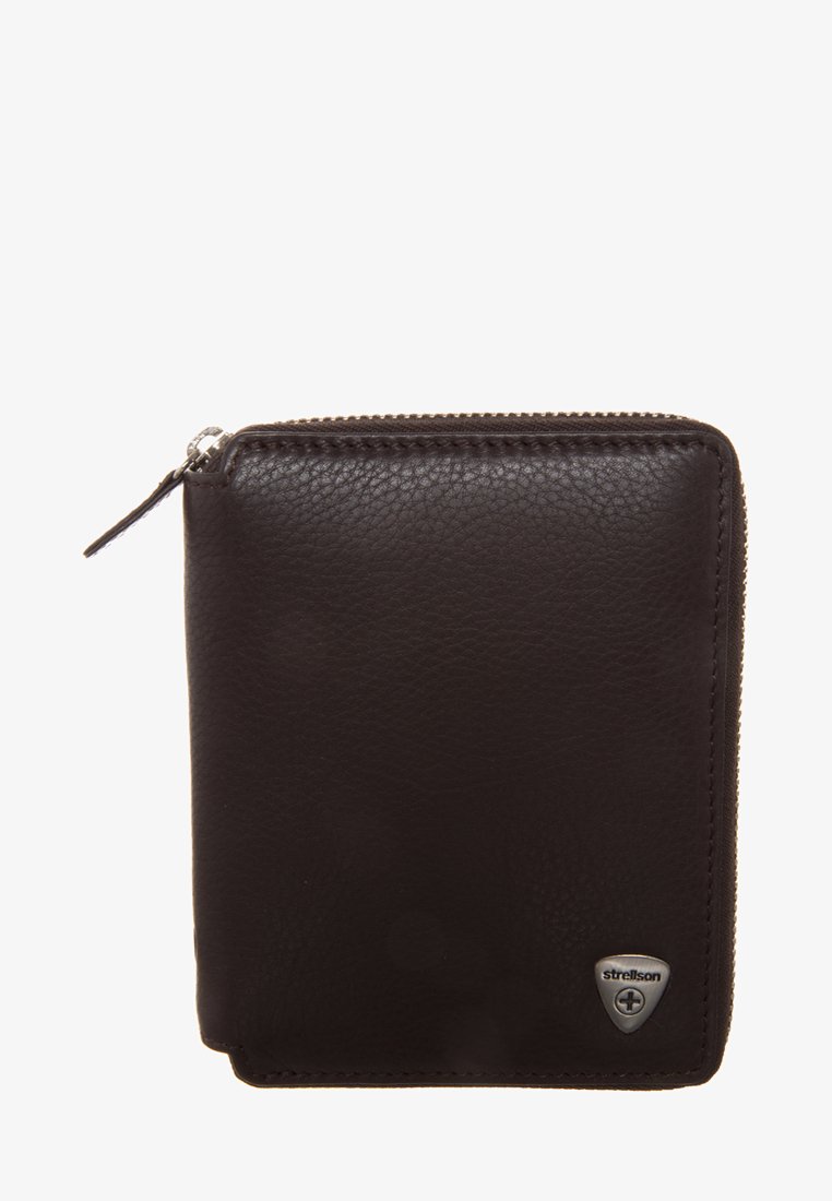 Portafoglio in pelle marrone con finitura testurizzata, chiusura con zip e un logo metallico in basso a destra. Design a forma quadrata.