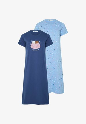 Twee slapende katten, één witte en één bruine, in een roze trui met hartjespatroon en de tekst "Do Not Disturb" op een blauw overhemd.