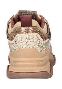 Schoen met een getextureerde tan bovenkant, bruine accenten en glanzende kristalversieringen langs de hak en kraag.