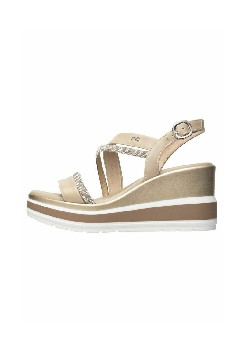 Sandale compensée beige avec des brides texturées, ornée d'un accent scintillant. Une semelle blanche robuste avec un intercalaire marron offre hauteur et soutien.