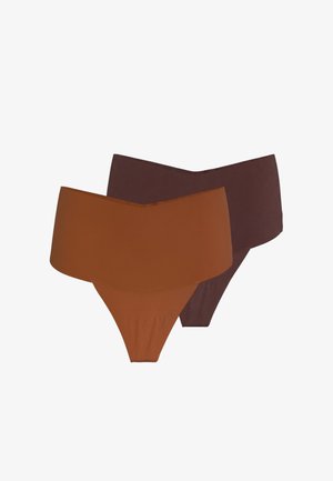 Dos tangas sin costuras de talle alto en colores marrón sólido y marrón oscuro, exhibidos sobre un fondo blanco.