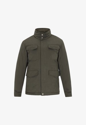 Oliwkowa kurtka z wysokim kołnierzem, dwoma kieszeniami na piersiach i zapięciem na zamek z przodu. Materiał wydaje się gładki, z minimalną teksturą.