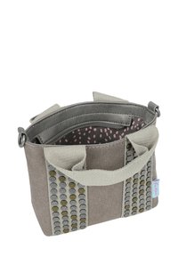 Borsa a tracolla in tela grigia con borchie in argento e ottone. L'interno presenta un rivestimento a fantasia rosa. Comprende doppie maniglie in tessuto per il trasporto.