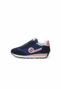 Marineblauwe sneaker van suède en leder, met een roze metallic accent, ronde neus en een gegroefde rubberen zool.