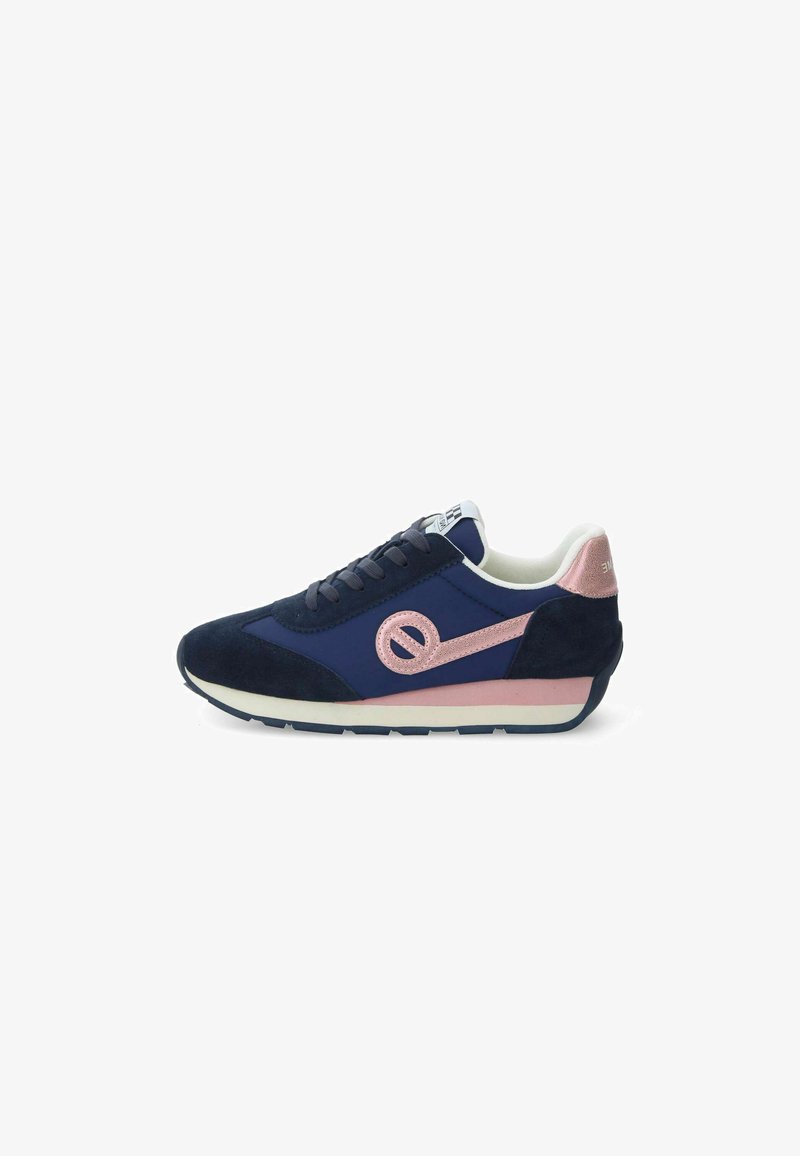 Marineblauwe sneaker van suède en leder, met een roze metallic accent, ronde neus en een gegroefde rubberen zool.
