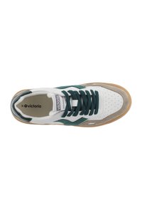 Sneaker bianco con dettagli in suede teal e lacci verde scuro. Area della punta perforata, tallone in suede beige e suola in gomma. Nome del marchio visibile.
