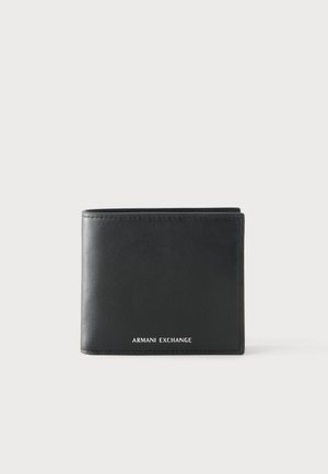 Schwarze Leder-Bifold-Geldbörse mit dem Aufdruck „Armani Exchange“ in Weiß auf der Vorderseite in der Mitte, vor einem einfarbigen hellen Hintergrund.