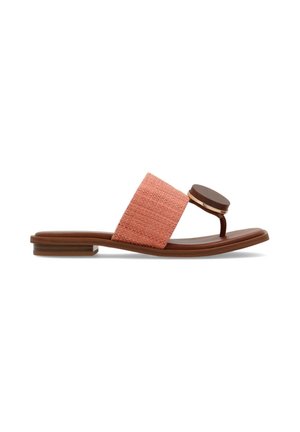 Sandalo marrone piatto con ampio cinturino corallo texturizzato, dettaglio decorativo rotondo e infradito su sfondo bianco.